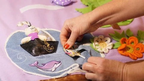 Mother makes soft creative mat for development of child at home Vídeo Stock 82775296