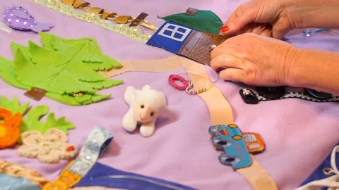 Mother makes soft creative mat for development of child at home Vídeo Stock 82775391
