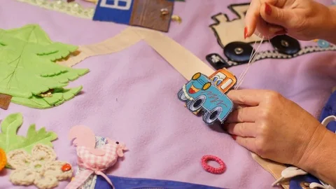 Mother makes soft creative mat for development of child at home Vídeo Stock 82775431