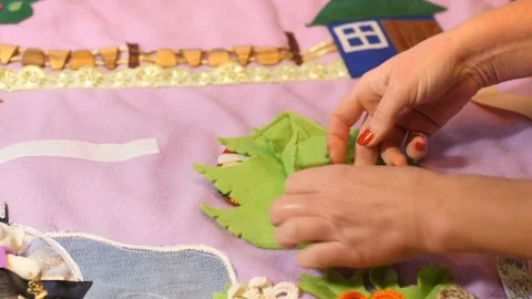 Mother makes soft creative mat for development of child at home Vídeo Stock 82775569