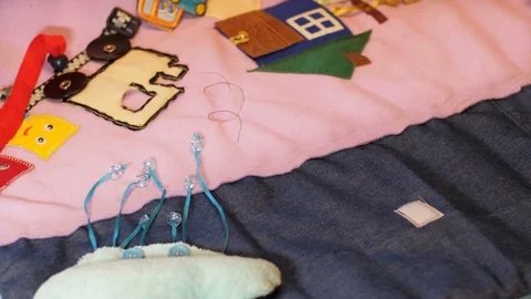Mother makes soft creative mat for development of child at home Vídeo Stock 82775733