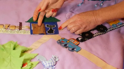 Mother makes soft creative mat for development of child at home Vídeo Stock 82775821
