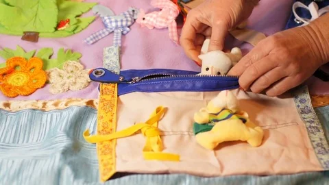 Mother makes soft creative mat for development of child at home Vídeo Stock 82775830