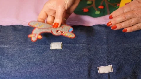 Mother makes soft creative mat for development of child at home Vídeo Stock 82776057