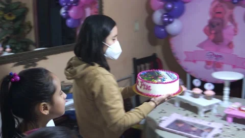 A mother with a mask for covid-19 taking out her daughter's Vidéo 155282811
