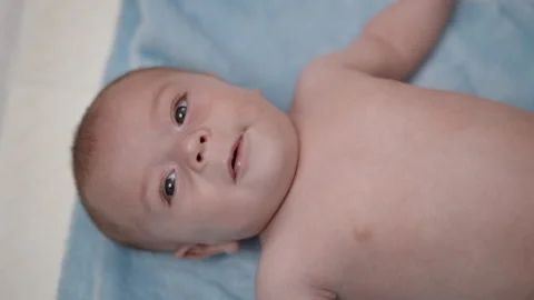 Mother measures baby's temperature with digital thermometer 스톡 동영상 338370208