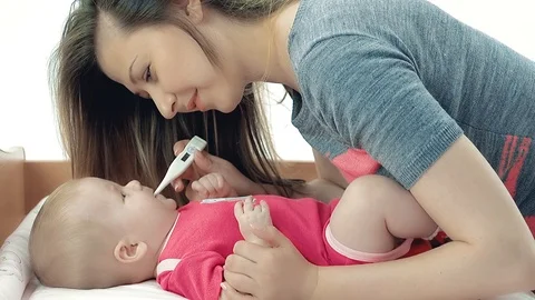 Mother measures the temperature Video stock 104946677