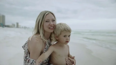 Mother playing with her young son in the beach waters 4k 库存影片 81475663