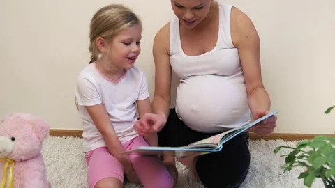Mother reading to child Video stock 82059831