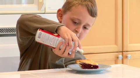 Mother replacing dessert with apple 库存影片 827352
