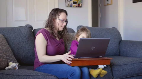Mother Showing Child Homework on Computer Screen Vídeo Stock 150277455