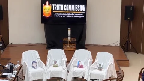 Mother of slain sons testifies at Manila Truth Commission on Duterte-era killing Vídeo Stock 346364289