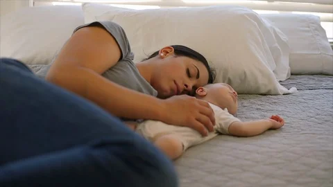 Mother taking a nap with her sleeping baby. Stockbeeldmateriaal 88370228