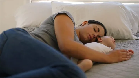 Mother taking a nap with her sleeping baby. Vidéo 88370235
