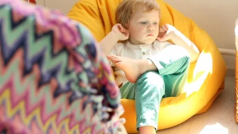 Mother talking to her son while a little boy closing ears with hands 스톡 동영상 109130746