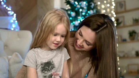 The mother teaches the child to write. 動画素材 84926377