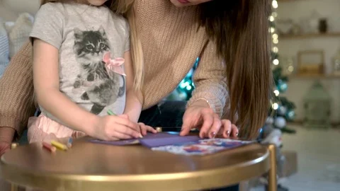 The mother teaches the child to write. 動画素材 84926588