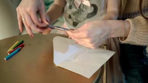 The mother teaches the child to write. 動画素材 84927299