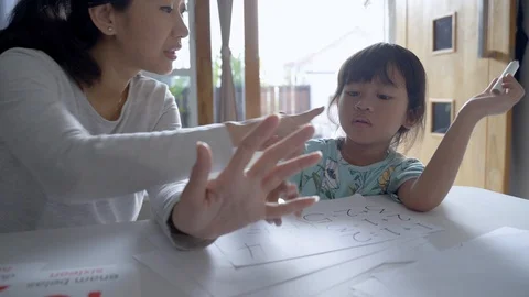 Mother teaching basic math to her little daughter 動画素材 117413980