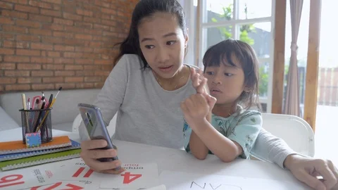 Mother teaching basic math to her little daughter 動画素材 117415749