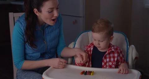Mother Teaching How to Count Her Child with Fingers and Colored Pencils Video stock 101381128