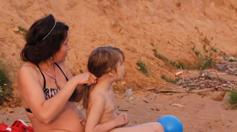 Mother with two children, brushing her daughter who weeps because of barrettes Stock Footage 33689450
