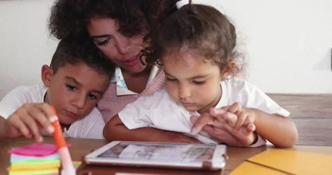 Mother using tablet with children at home Vídeos de archivo 141051215