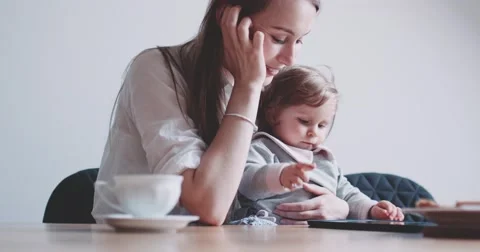 Mother using Tablet with her Baby Daughter. Slow Motion 120 fps 4K DCi. 库存影片 63782101