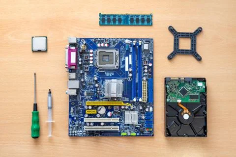 Motherboard, processor, memory, hard drive, screwdriver and thermal paste on  库存照片