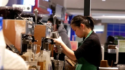 Motion of barista making coffee for customer at Starbucks store 動画素材 73471716