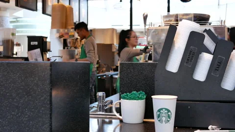 Motion of barista making coffee for customer at Starbucks store 스톡 동영상 105449257