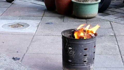 Motion of burning joss gold and silver paper to pray the god Vidéo 84908742