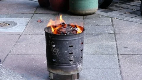Motion of burning joss gold and silver paper to pray the god Vidéo 84916420