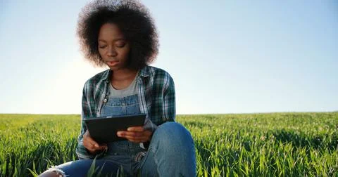 Motion camera view of the optimistic multiracial female farmer scientist using Foto stock