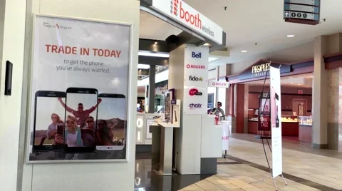 Motion of cellphone booth in Lougheed Town Centre mall Video stock 65102556