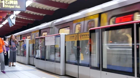 The motion of commuters taking a train at MRT platform Video stock 197694066