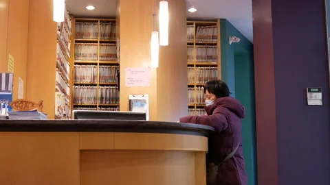 Motion of customer asking information about regular teeth scaling Stock Footage 102295594