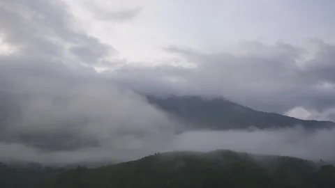 Motion of Dramatic Overcast Sky and Dense Fog Over Tropical Mountain Range,.. 库存影片 332399227