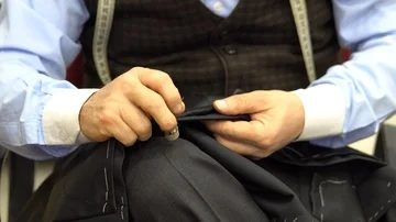 Motion of a hand of a young tailor who sews with a needle. Vidéo 85587377