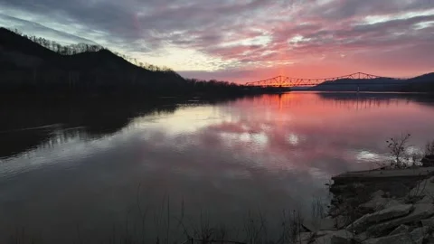 Motion lapse time lapse footage of the Ohio River at Sunset in Portsmouth, Ohio Stockbeeldmateriaal 333039904