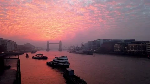 Motion lapse of vibrant sunrise clouds above Tower Bridge Video stock 165378343