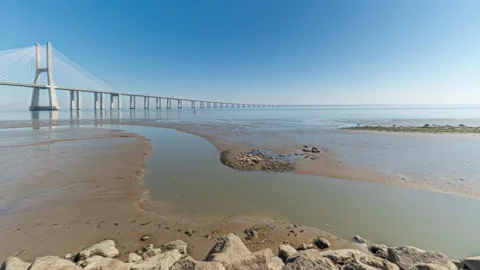 Motion from the low to high tide next to Vasco da Gama Bridge in Parque das 스톡 동영상 252025327