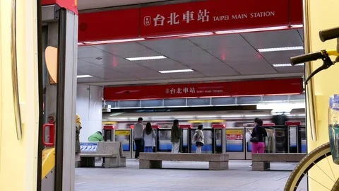 Motion of passenger getting on and off the MRT while it stopping on the platform Stock Footage 84341361
