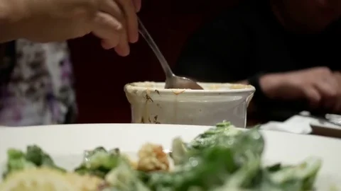 Motion of people drinking soup inside The keg steakhouse and bar 스톡 동영상 79507063