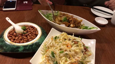 The motion of people eating appetizers on a table inside a Chinese restaurant Video stock 226163398