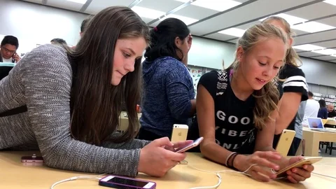 Motion of people playing ipone inside Apple store with 4k resolution. Stock-Footage 72019377