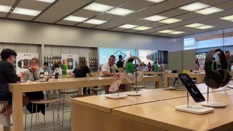 Motion of people playing a new iPhone inside the Apple store with 4k resolution. Video stock 277244464