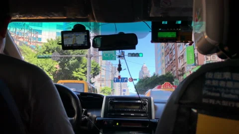 Motion of people taking taxi while car driving on high bump bridge 스톡 동영상 95558994