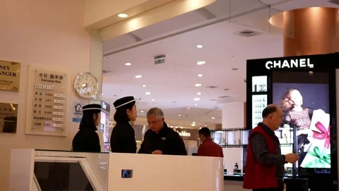 Motion of people talking to the clerk at foreign currency exchange place Video stock 84957582