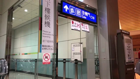 Motion of people walking through the gate for boarding inside Taiwan airport Vidéo 104075059